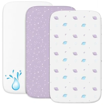 Abbildung von Sweety Fox 2X Spannbettlaken aus 100% Baumwolle mit Gummiband 1X Matratzenschoner wasserdichtem Material 3er Set 50x83cm Weltraum