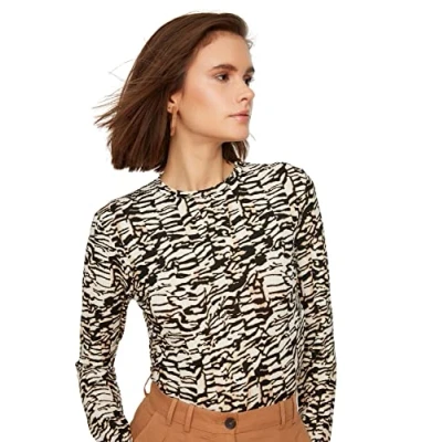 Abbildung von TRENDYOL Damen Rundhalsausschnitt Unifarben Figurbetont Bluse T Shirt, Braun, M