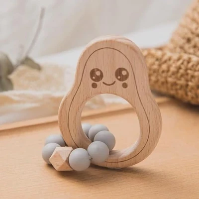 Abbildung von Avocado Beißring für Baby Natur Holz blau Kauspielzeug &amp; Zahnungshilfe Jungen Mädchen Babyspielzeug Beissring als Geschenk zur Geburt Holzspielzeug nachhaltig BPA frei schadstofffrei