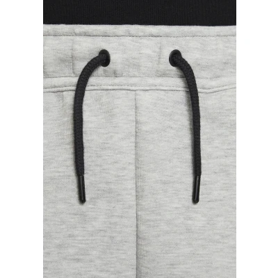 Abbildung von Nike FD3289 063 B NSW TECH FLC SHORT Shorts Boy&#039;s DK GREY HEATHER/BLACK/BLACK Größe XS