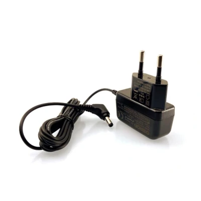 Abbildung von OMRON Netzteil HHP CM01; kompatibel unter anderem mit den Blutdruckmessgeräten X7 Smart, X4 X3 Comfort, X2 Basic, M300, M400, M500 sowie dem C803 Inhalationsgerät. Original Zubehör