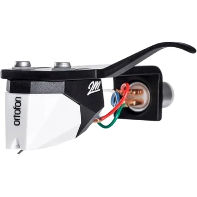 Abbildung von Ortofon 2M Mono Premounted Tonabnehmer montiert am SH 4 Black Headshell einfache Montage an S förmigen Tonarmen Weiß/Schwarz