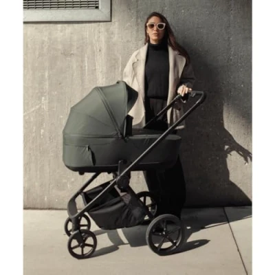 Abbildung von Venicci Claro 2in1 Reisesystem inklusive Kinderwagen, Maxi COSI/Cybex Adapter 8 teiliges Bundle Forest
