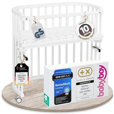 Abbildung von babybay Original Beistellbett aus massivem Buchenholz/kompakt &amp; verwandelbar/Kinderbett Höhe stufenlos verstellbar/mitwachsendes Babybett (weiß lackiert) /inkl. Gitter, Matratze, Rollen