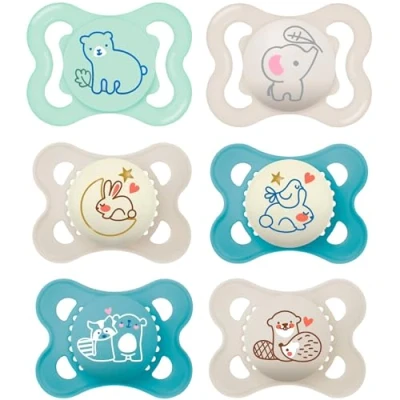 Abbildung von MAM Day &amp; Night &quot;Skin Soft&quot; Silikon Schnuller 0 6 Boy // 6er Set inkl. 3 Sterilisiertrasportboxen