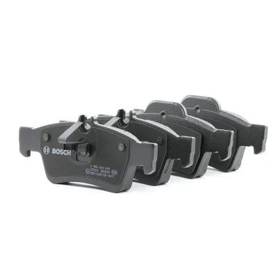 Abbildung von BOSCH 0 986 424 699 Bremsbelagsatz Low Metallic mit Anti Quietsch Blech, Kolbenclip MERCEDES BENZ: E Klasse Limousine, T modell kfzteile,