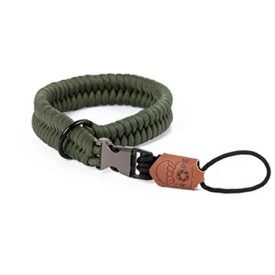 Abbildung von C Rope Kamera Handschlaufe The Claw aus handgeflochtenem Paracord. Kameragurt mit Schnellverschluss System, Oliv Grün