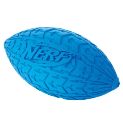 Abbildung von Nerf Dog Hundespielzeug Gummifoorball mit Reifenprofil und Quietschgeräusch, farblich sortierte Lieferung rot oder blau, 15,2cm