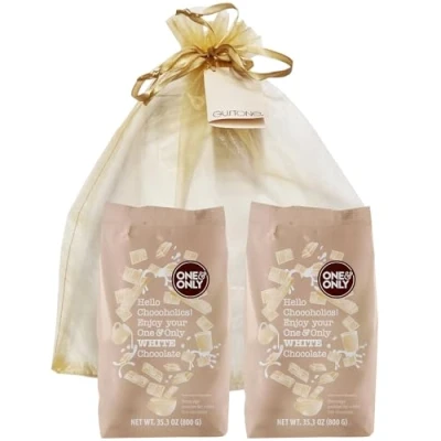 Abbildung von GUSTONE. One&amp;Only White Chocolate Powder 2 x 800g Beutel Geschenkset. Herrlich schmackhafter Kakao, feinste weiße Trinkschokolade im Geschenkset mit goldenem Organzabeutel und Grußkärtchen.