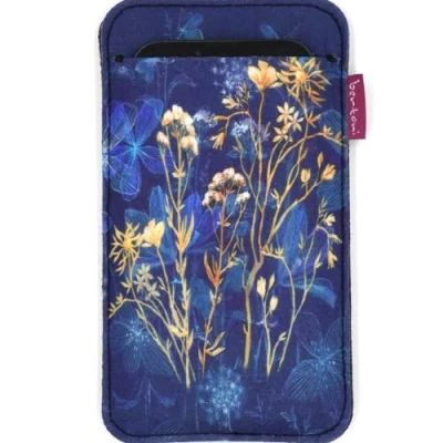 Abbildung von Arco Design Handytasche bertoni aus Filz und Stoff für Smartphone z.B. iPhone 15/14/14 Pro Max/13/13 Pro/12/11, Galaxy S23/S22+/S21+/S20, Redmi, Pixel 7/6 Damen Handysocke Bunt (Midnight, Normal)
