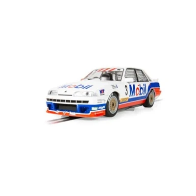 Abbildung von Scalextric Cars C4549 Holden VL Commodore Spa 1987 Dealer Team Spielzeug Schlitzauto zur Verwendung Rennstrecken Geschenkideen für kleine Kinder