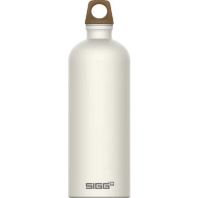 Abbildung von SIGG Traveller MyPlanet™ Forward Plain Trinkflasche (1.0 L), klimaneutrale und auslaufsichere Trinkflasche, federleichte aus Aluminium, Made in Switzerland