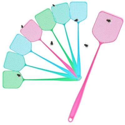 Abbildung von COM FOUR® 8X Fliegenklatsche aus Kunststoff Insektenschutz in bunten Farben Leichter und Flexibler Mückenschutz mit Abkratzer [Auswahl variiert] (08 Stück 50 cm)